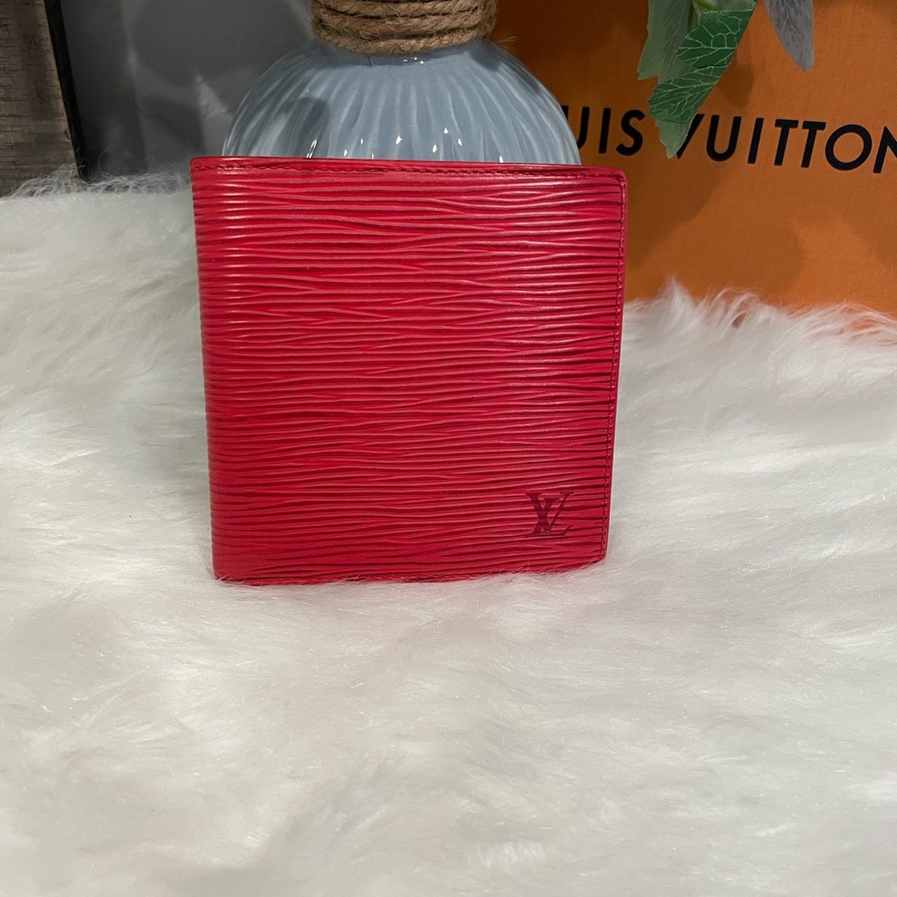Authentic Louis Vuitton Epi Bifold Wallet | MI0925